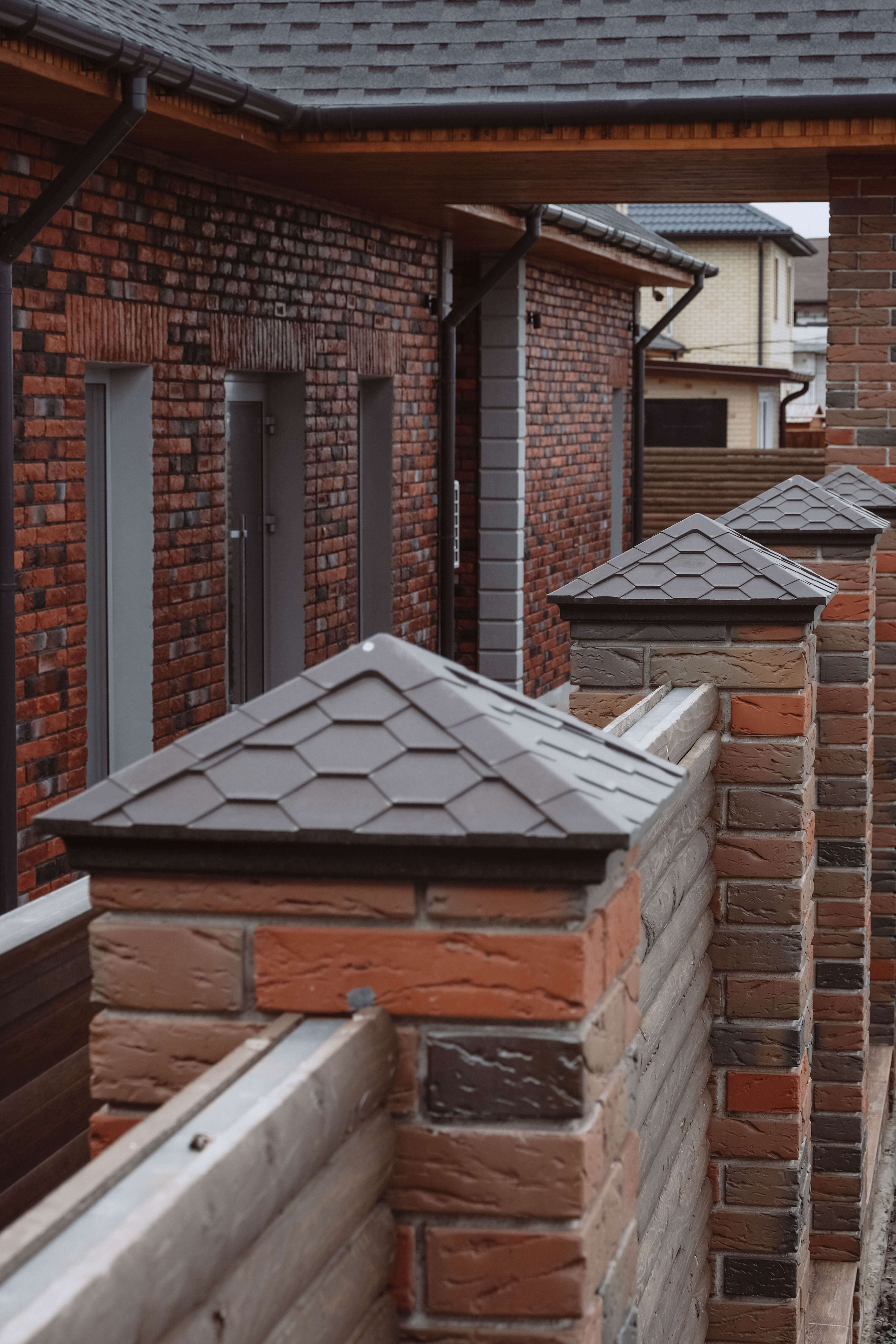 Колпак Zking Эверест Коричневый на столб 1.5х1.5 кирпича (390х390мм) в Южно-Сахалинске фото